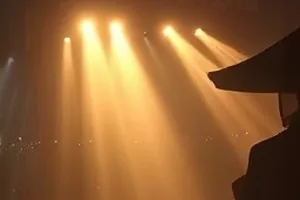《霓虹渡口》夜班渡轮售票窗口霓虹光